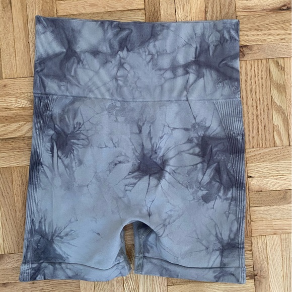 Scrunch bum grey camo gym shorts size UK XS - Picture 2 of 2